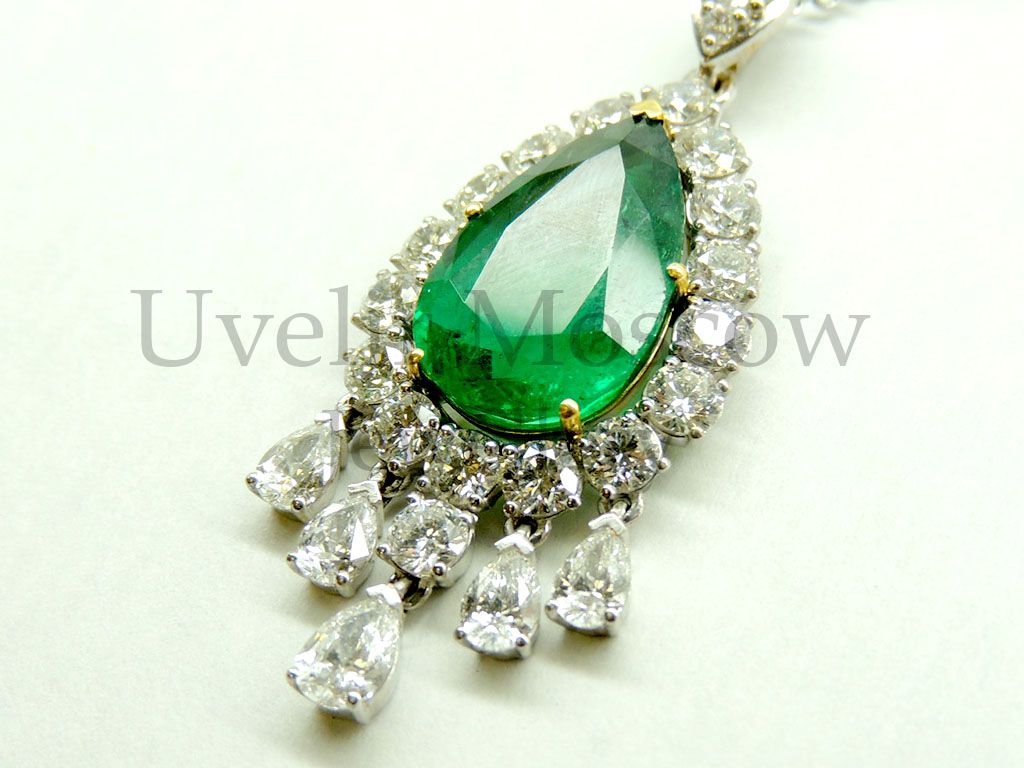 Колье из белого золота с изумрудом и бриллиантами