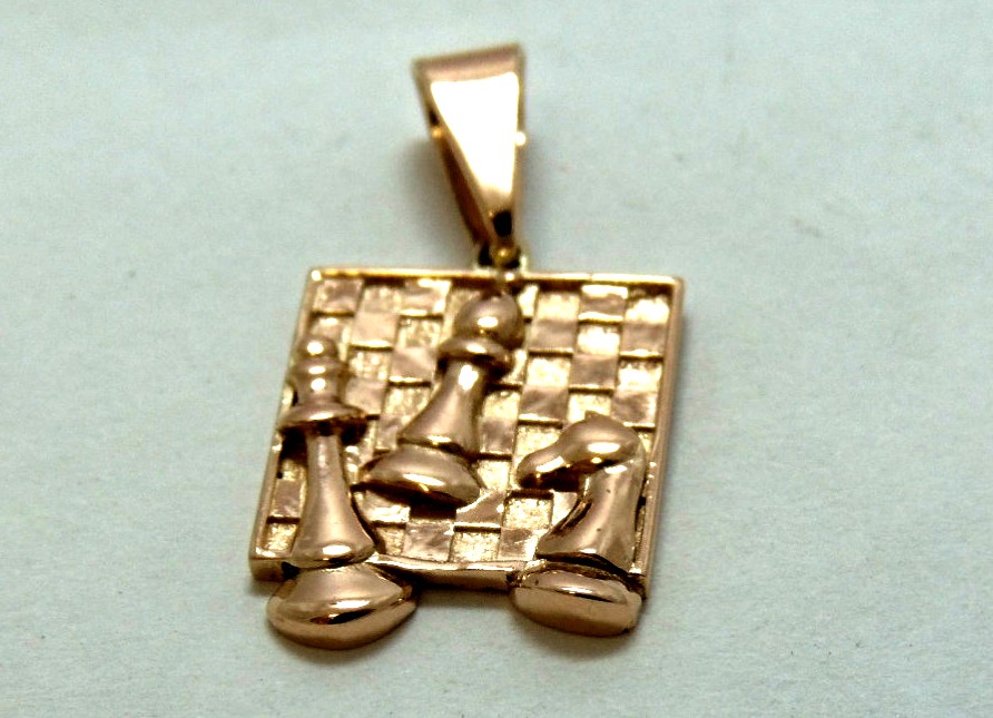 Кулон шахматы из белого золота