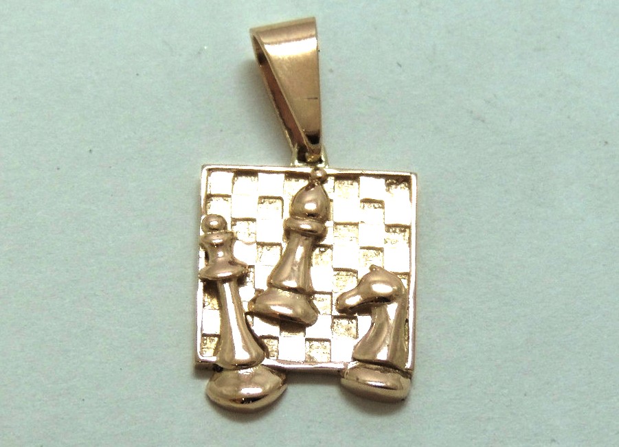 Кулон шахматы из белого золота