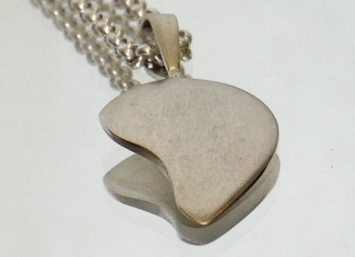Кулон в виде разбитого сердца