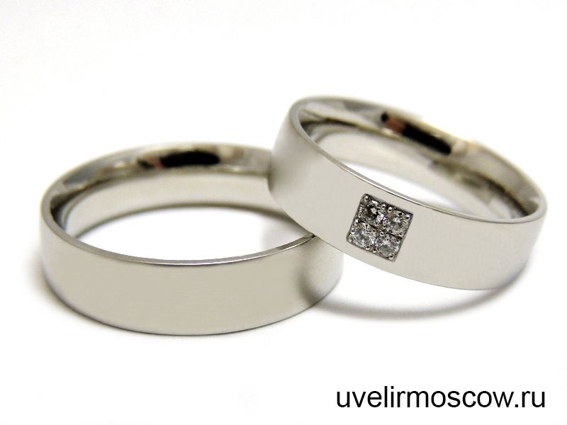 Матовые обручальные кольца из белого золота с бриллиантами