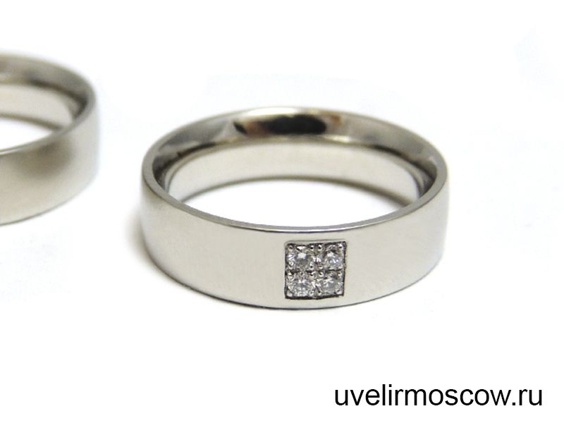 Матовые обручальные кольца из белого золота с бриллиантами