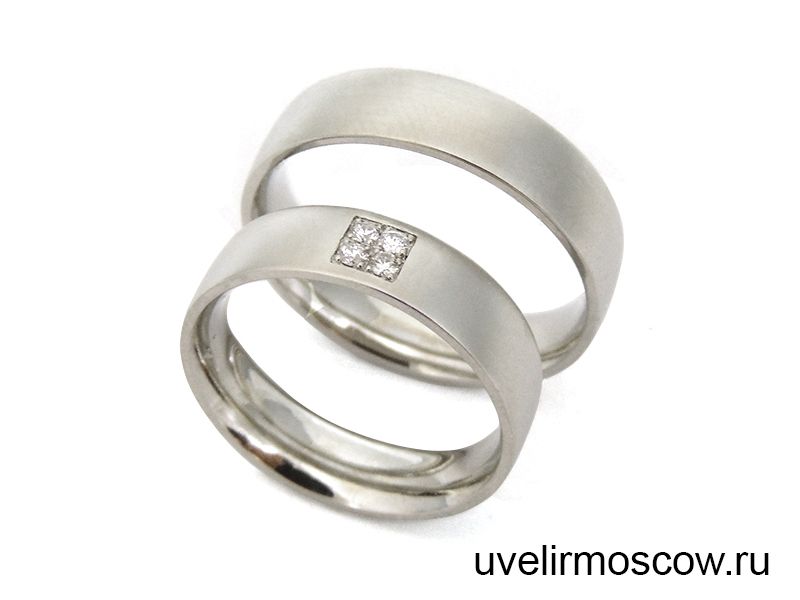 Матовые обручальные кольца из белого золота с бриллиантами