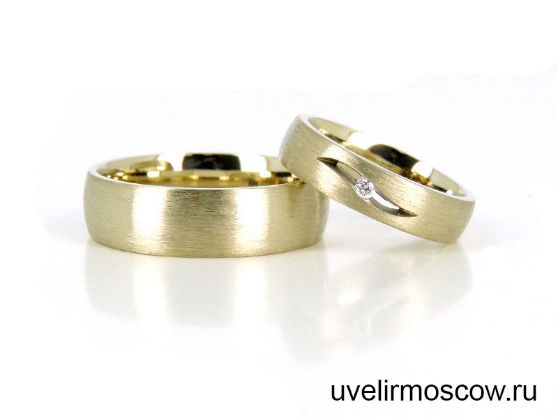 Матовые обручальные кольца парные из желтого золота с бриллиантом