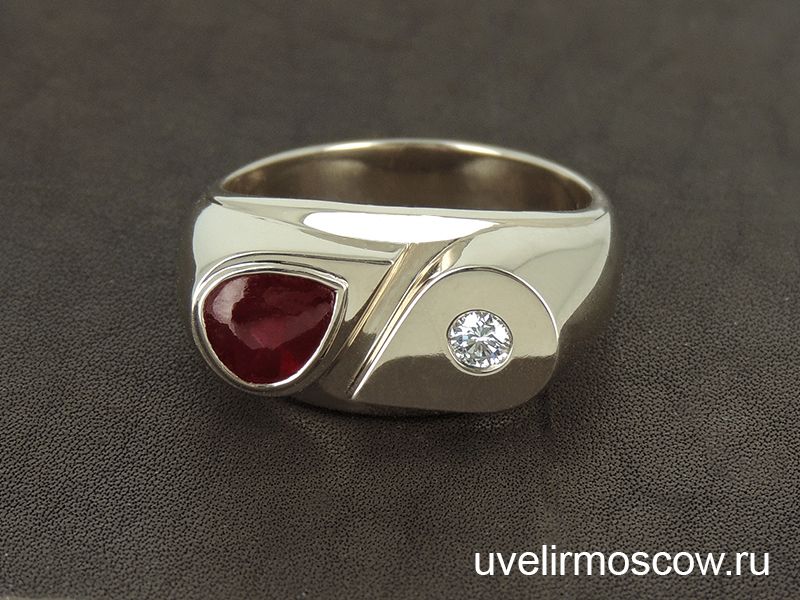 Мужская печатка из красного золота с рубином и бриллиантом