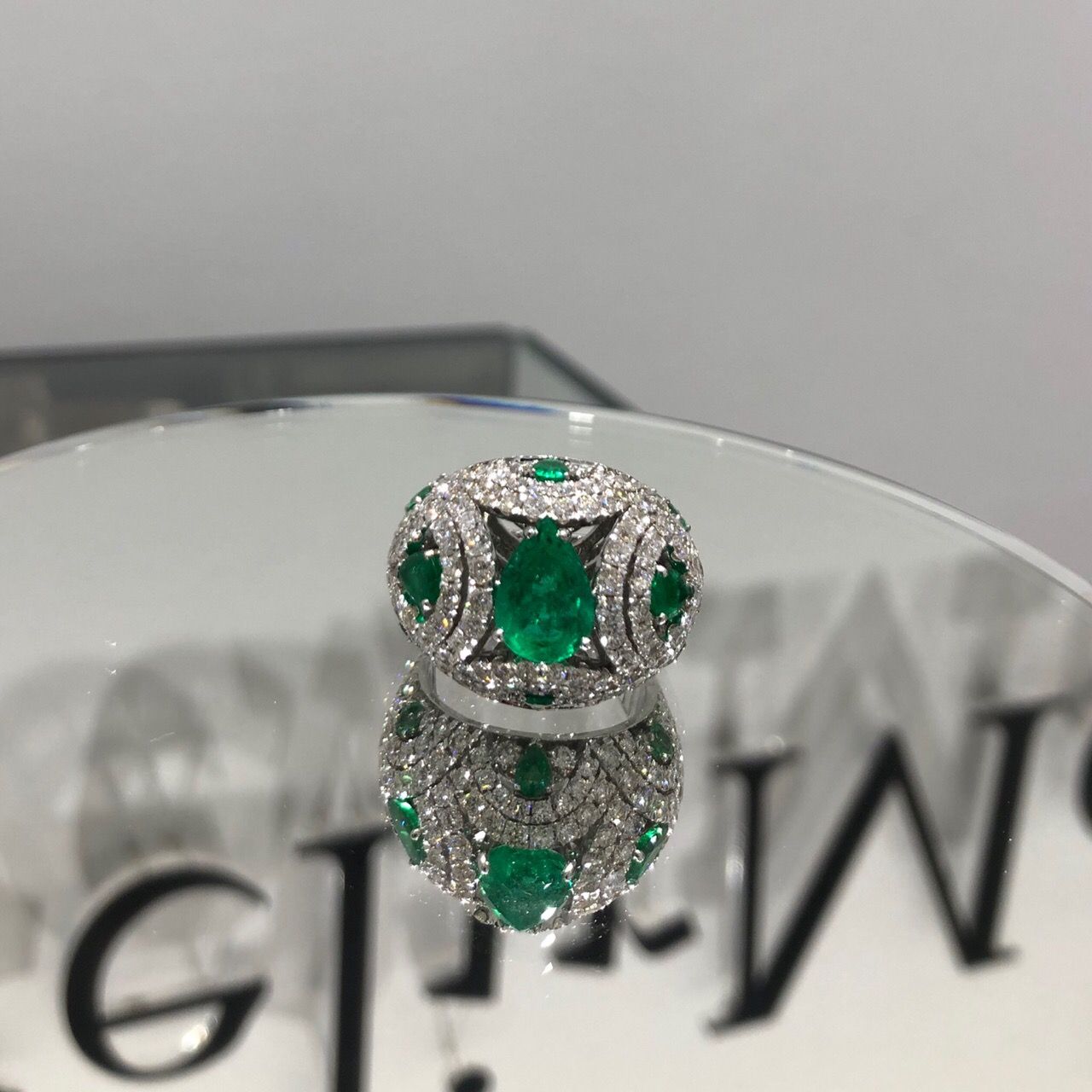 Перстень с изумрудами и бриллиантами