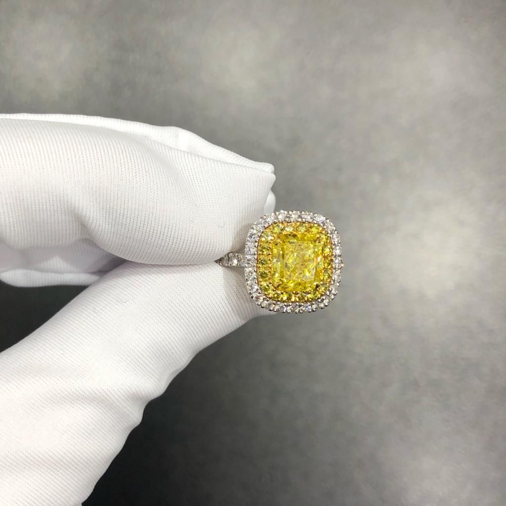 Кольцо с желтыми и белыми бриллиантами
