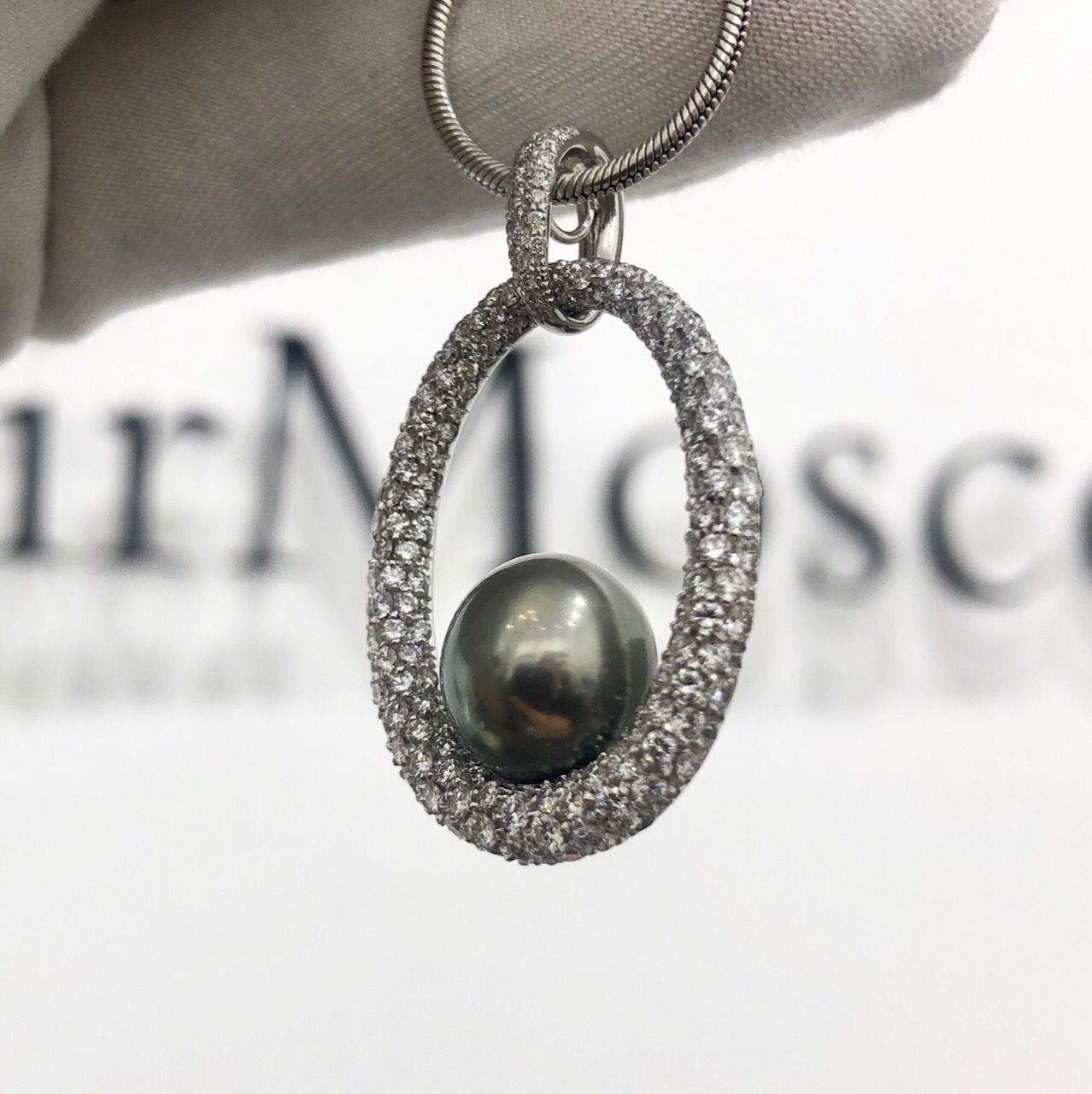 Подвеска с черным жемчугом и бриллиантовым мелле