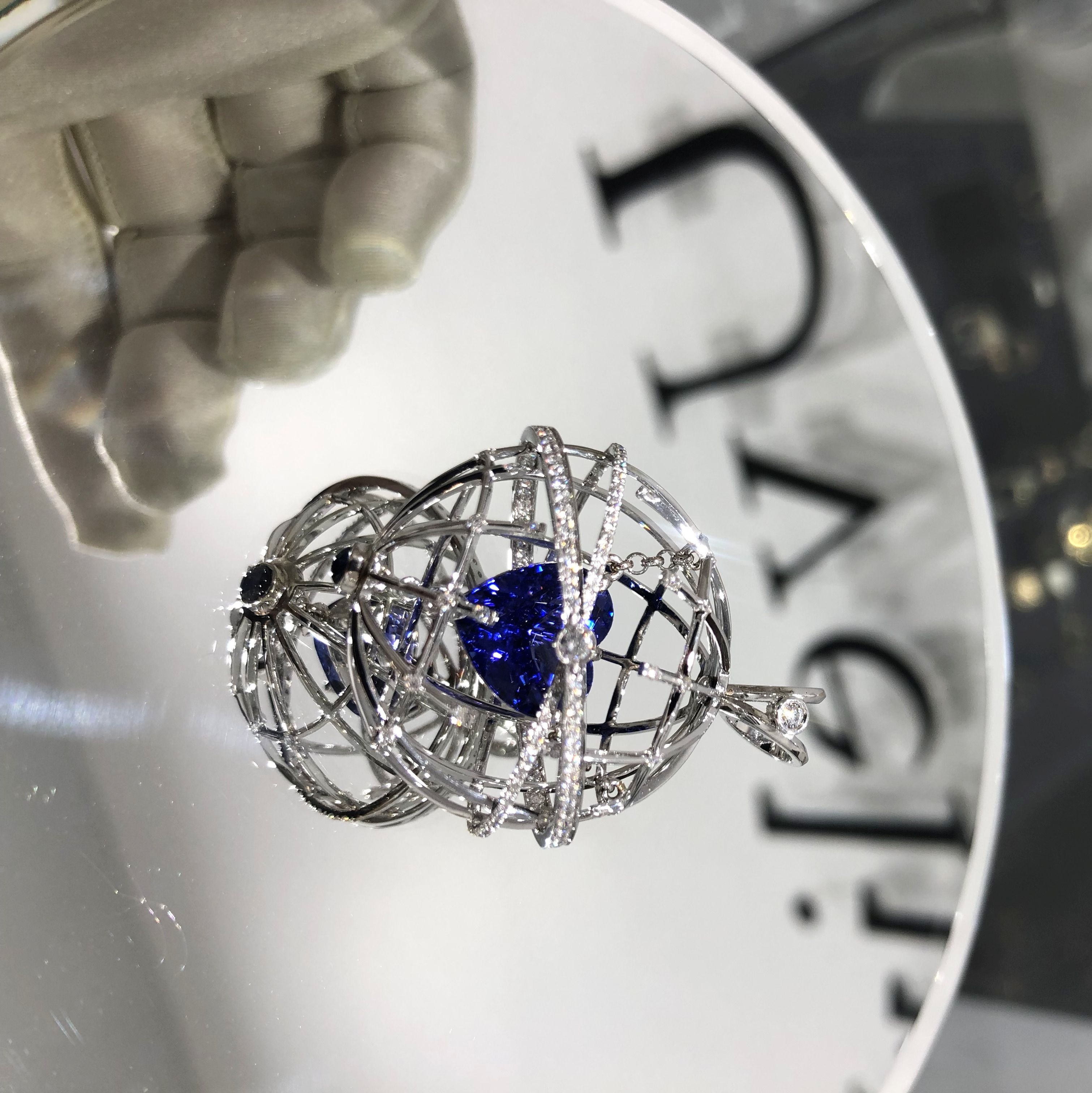 Подвеска в виде земного шара с танзанитом