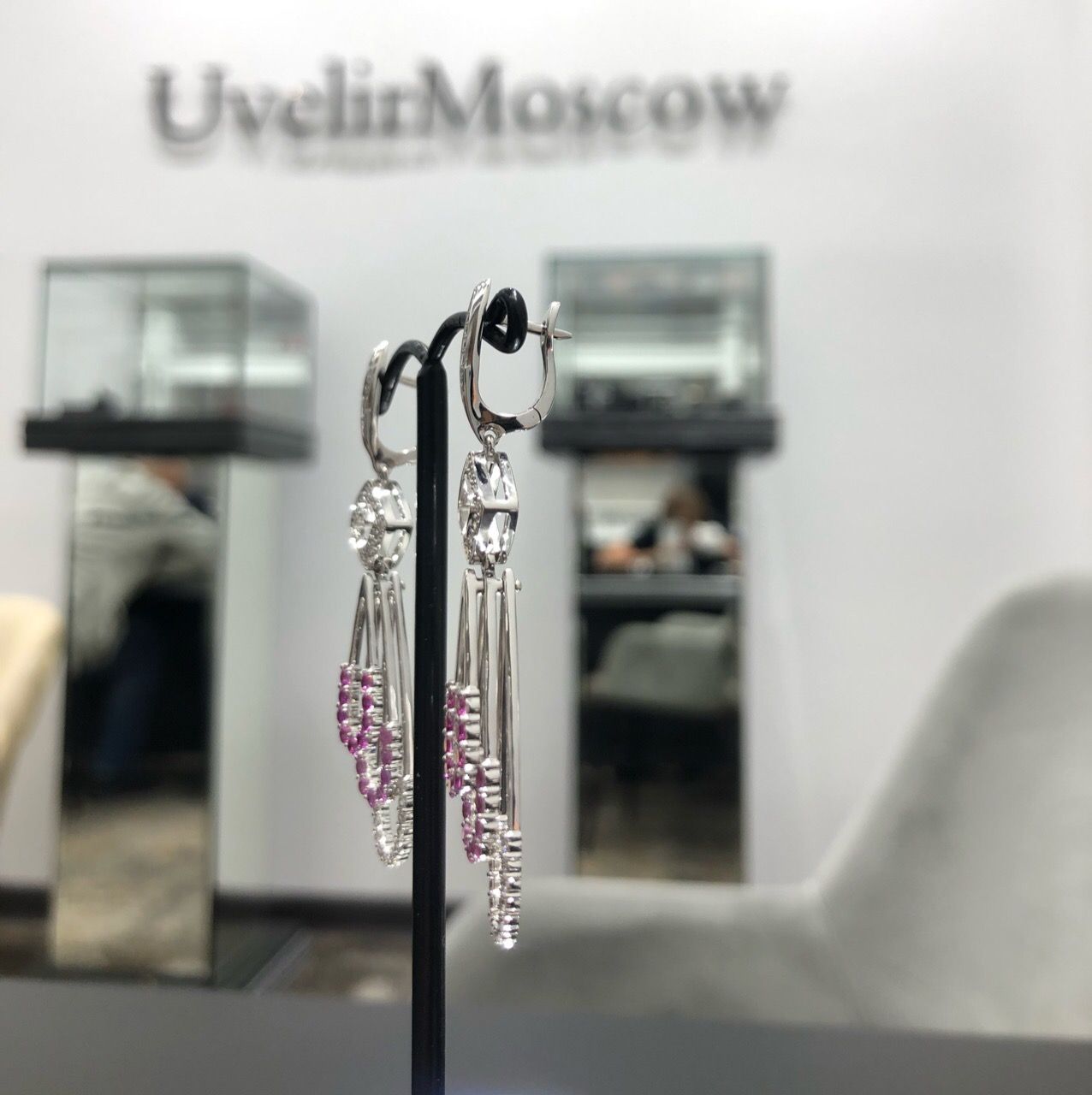 Подвижные серьги с бриллиантами и сапфирами