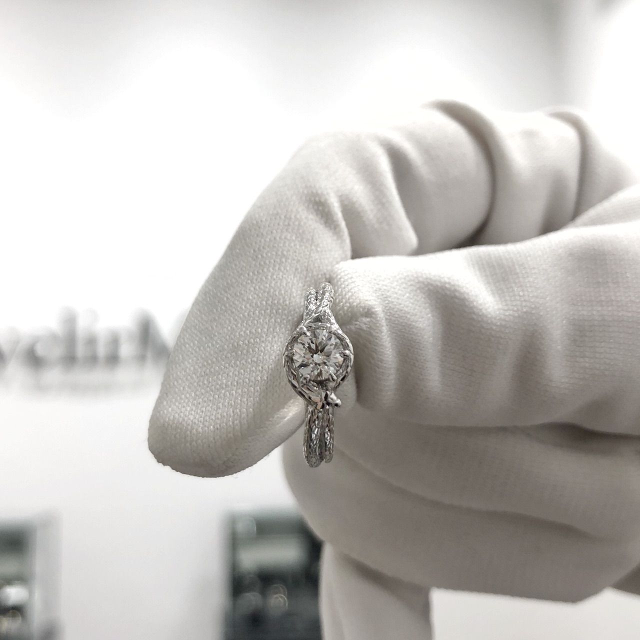 Помолвочное кольцо со змеей обвивающей бриллиант