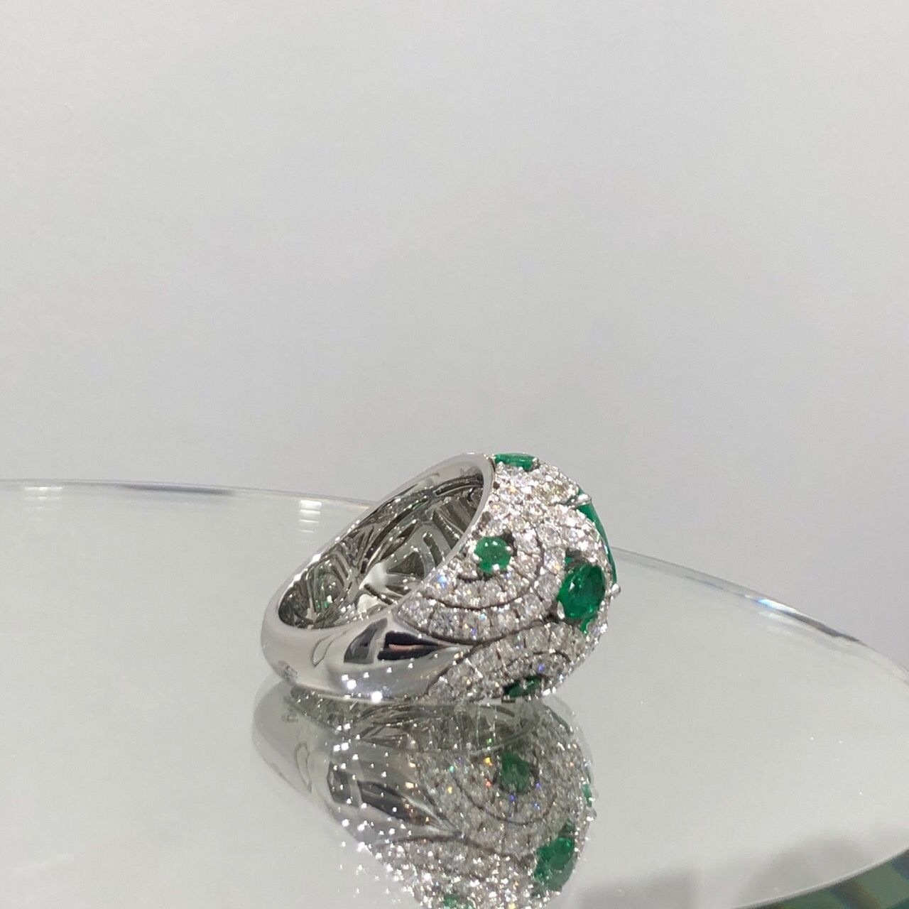 Перстень с изумрудами и бриллиантами