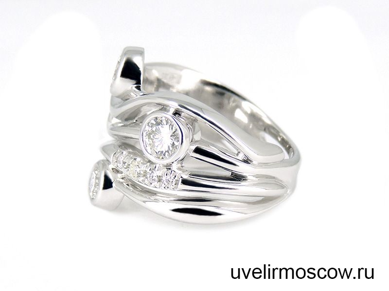 Объёмное кольцо из белого золота с бриллиантами