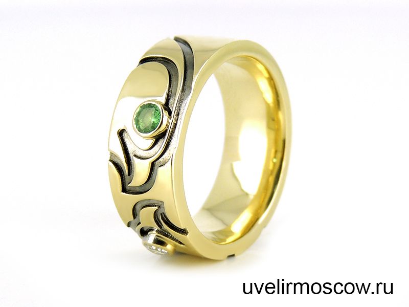 Обручальное кольцо из желтого золота с бриллиантом и изумрудом