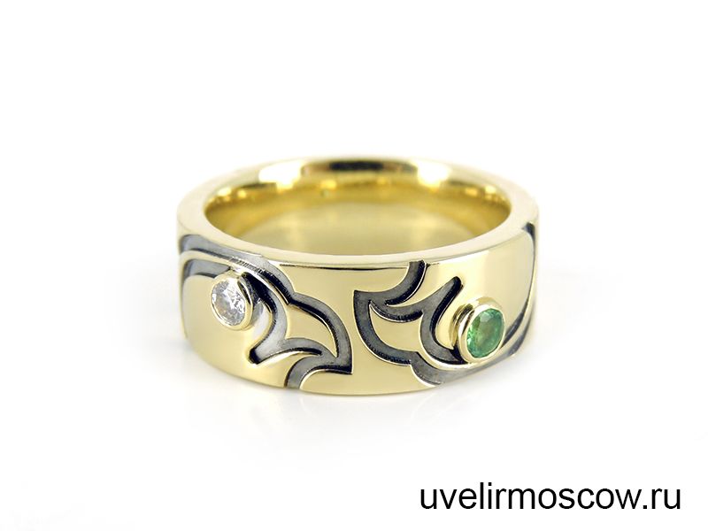 Обручальное кольцо из желтого золота с бриллиантом и изумрудом