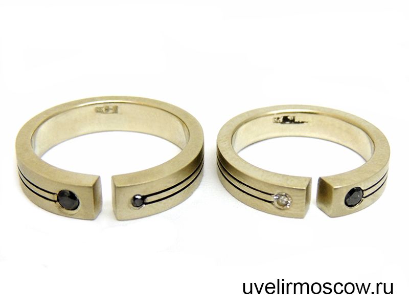 Обручальные кольца из желтого золота с чёрными и белыми бриллиантами