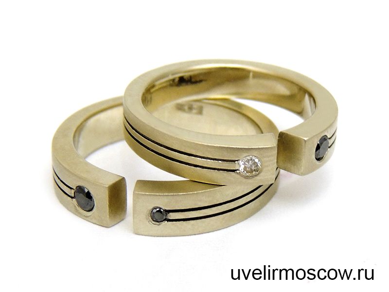 Обручальные кольца из желтого золота с чёрными и белыми бриллиантами