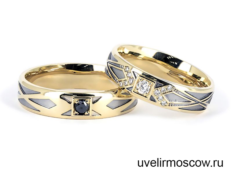 Обручальные кольца из желтого золота с черными и белыми бриллиантами