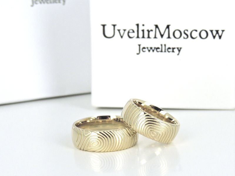 Обручальные кольца из желтого золота с отпечатками пальцев