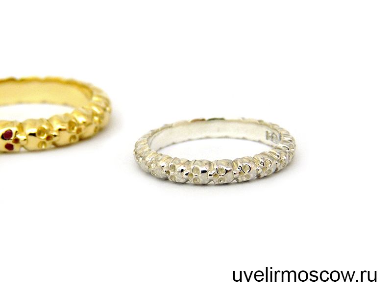 Обручальные кольца парные «Черепа» из  желтого и белого золота с рубинами