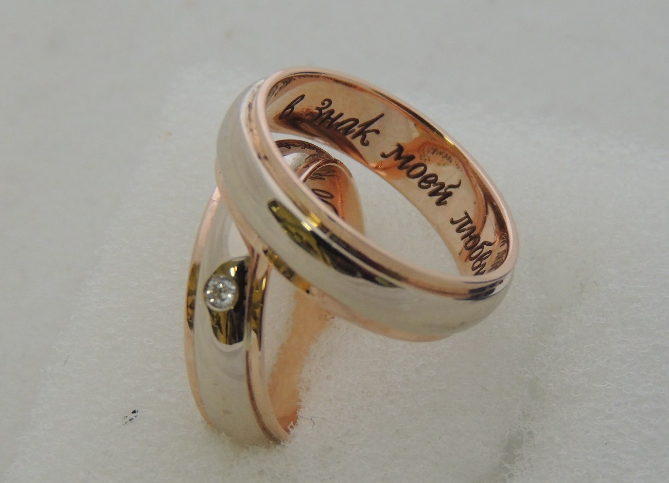 Обручальные кольца  с бриллиантом с надписью.