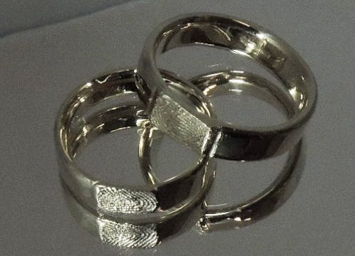 Обручальные кольца с оттиском отпечатка пальца.