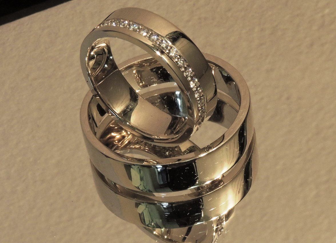 Обручальные кольца с полосой из бриллиантов