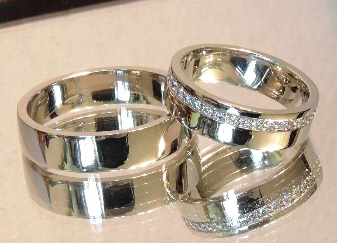 Обручальные кольца с полосой из бриллиантов