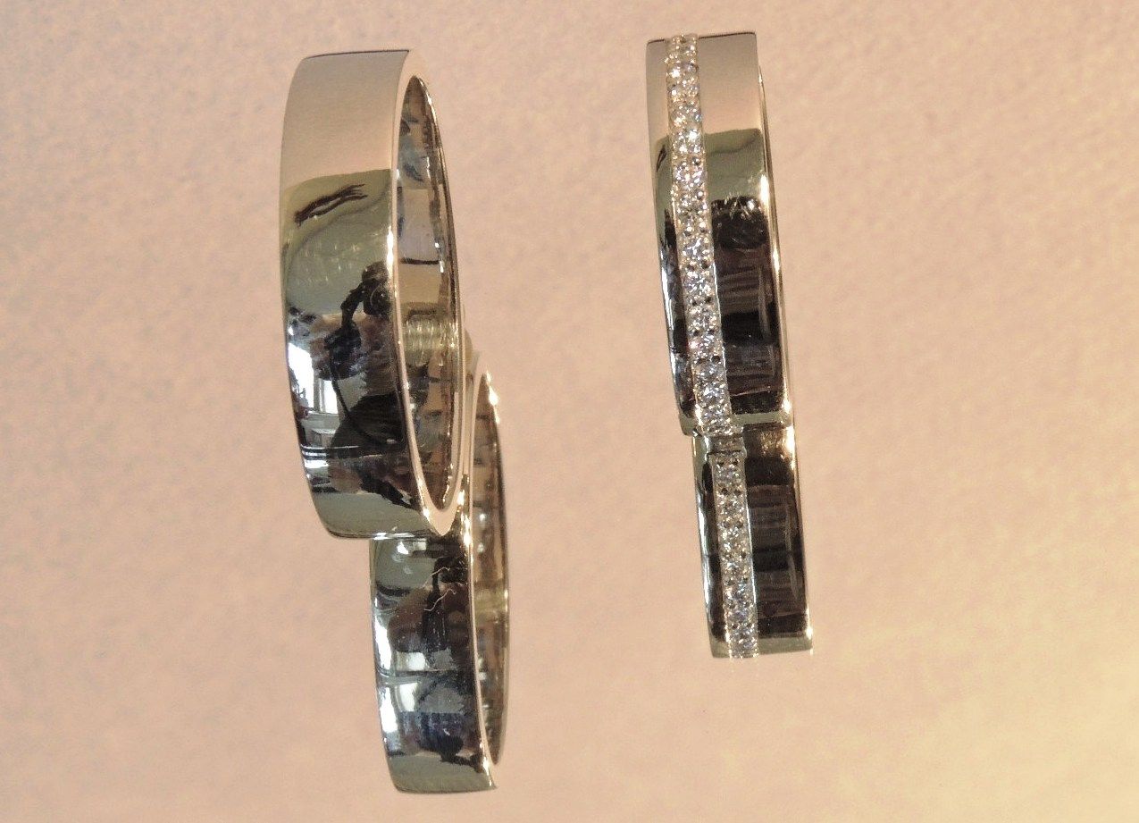 Обручальные кольца с полосой из бриллиантов