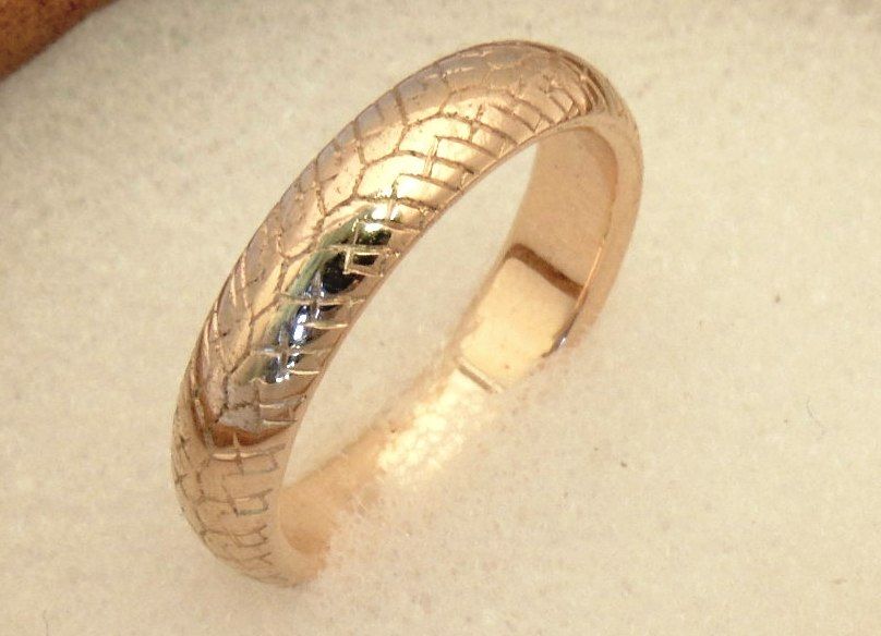 Обручальные кольца в виде шины