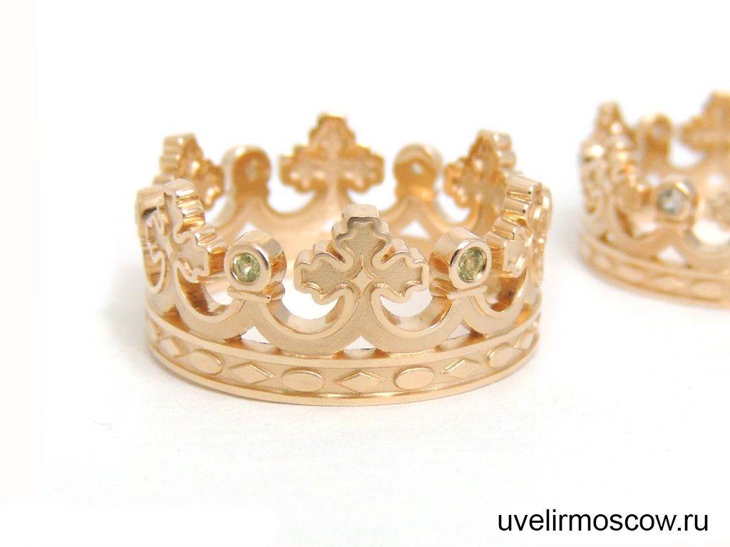Парные кольца-короны из красного золота с бриллиантами и хризолитами