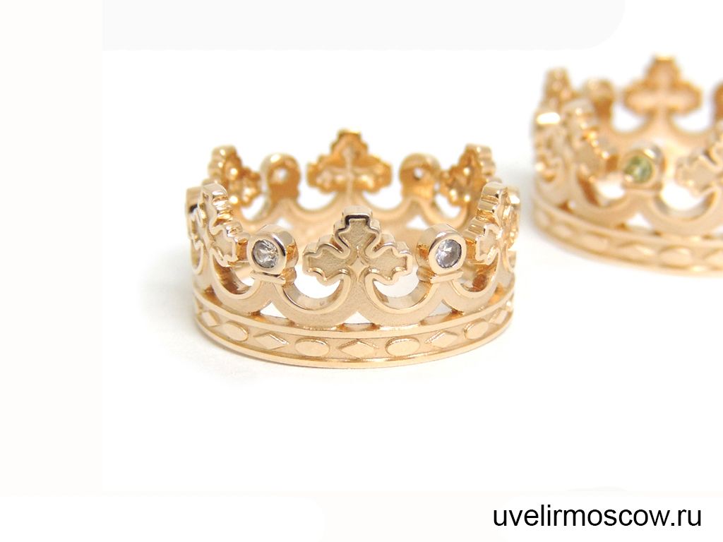Парные кольца-короны из красного золота с бриллиантами и хризолитами