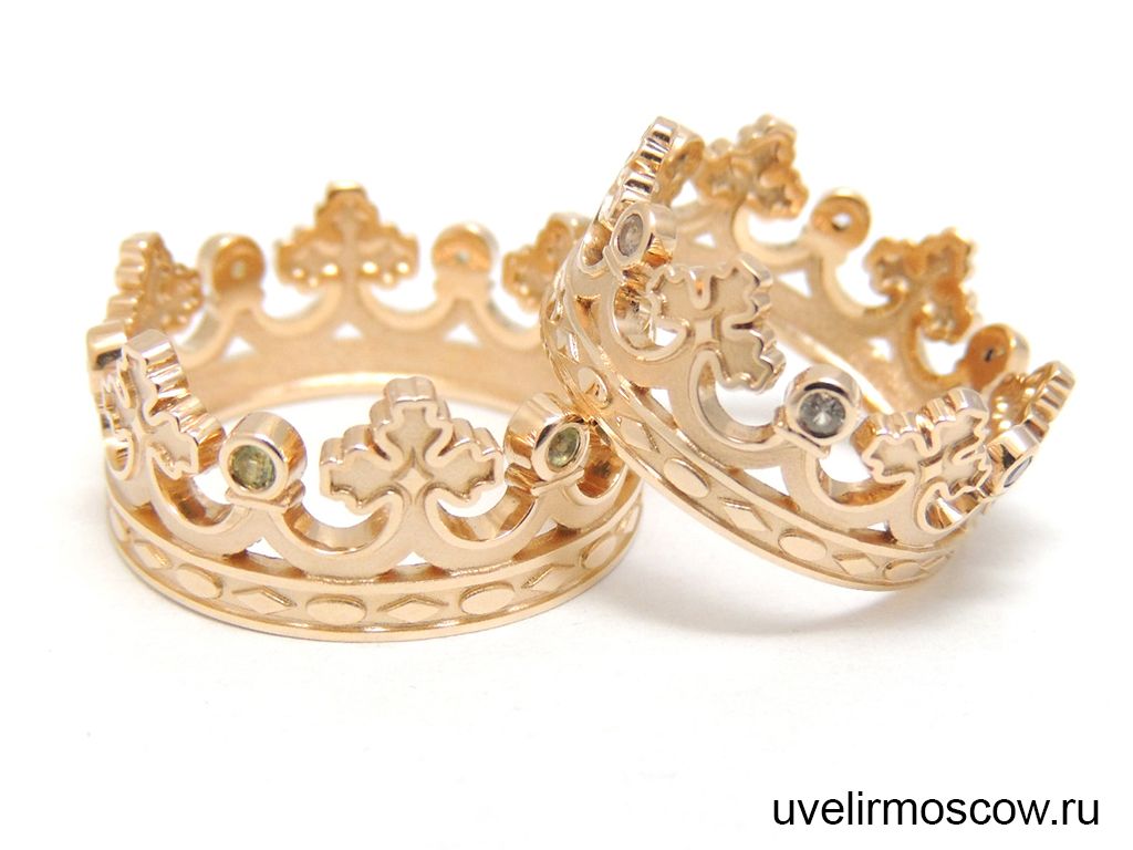 Парные кольца-короны из красного золота с бриллиантами и хризолитами
