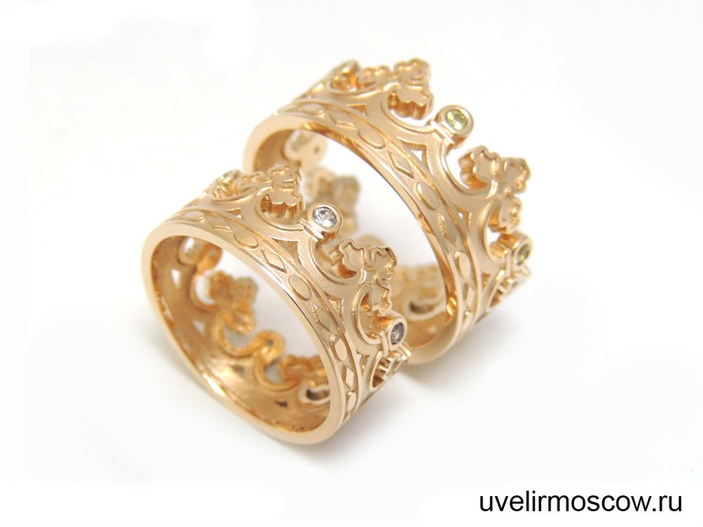 Парные кольца-короны из красного золота с бриллиантами и хризолитами