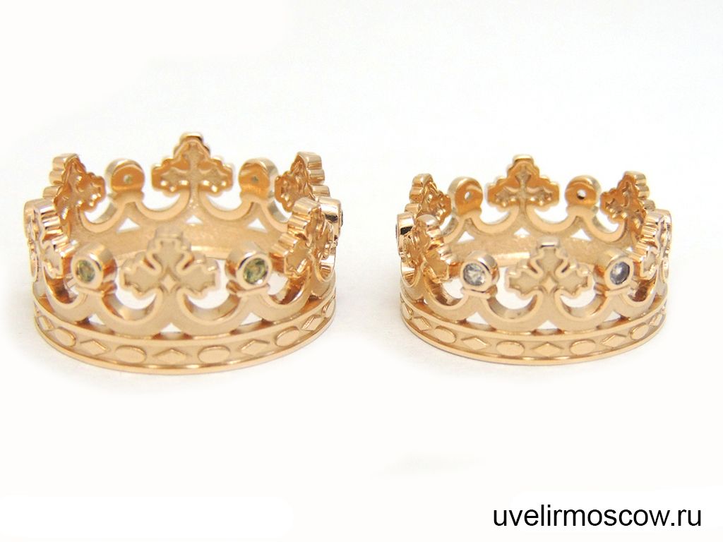 Парные кольца-короны из красного золота с бриллиантами и хризолитами