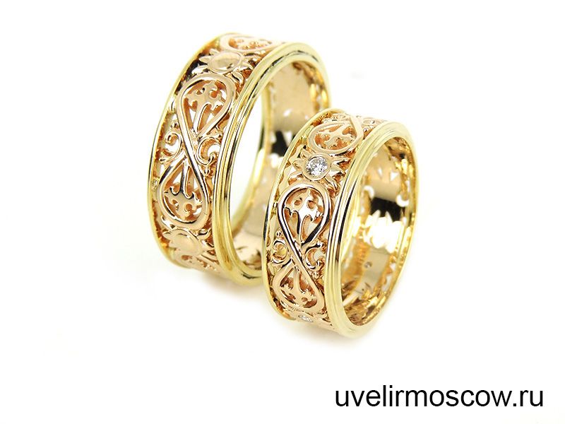 Парные обручальные кольца «Бесконечность» из комбинированного золота с бриллиантами