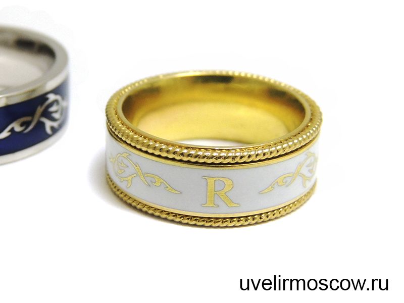 Парные обручальные кольца из белого и желтого золота с эмалью и инициалами супругов