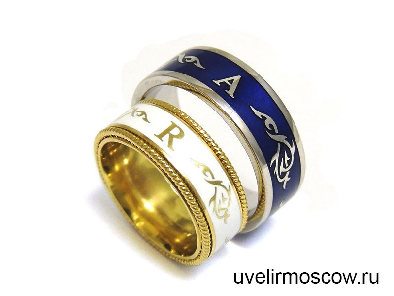 Парные обручальные кольца из белого и желтого золота с эмалью и инициалами супругов