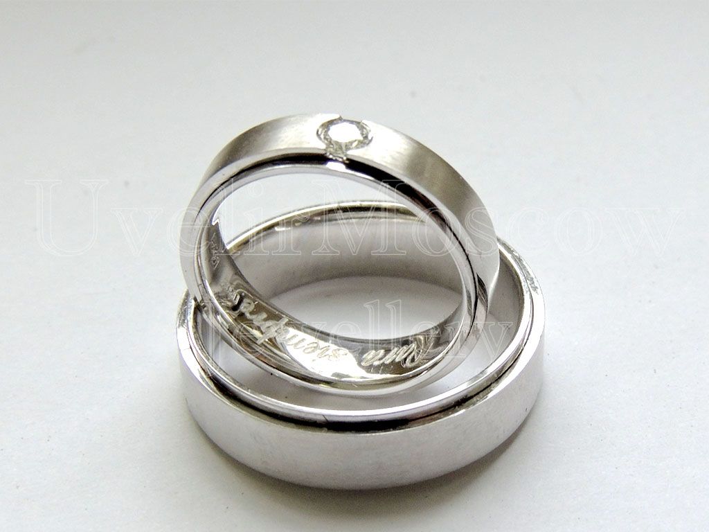 Парные обручальные кольца из белого золота с гравировкой
