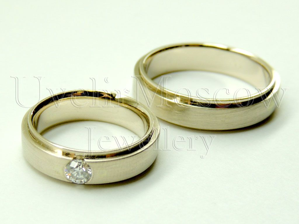 Парные обручальные кольца из белого золота с бриллиантом