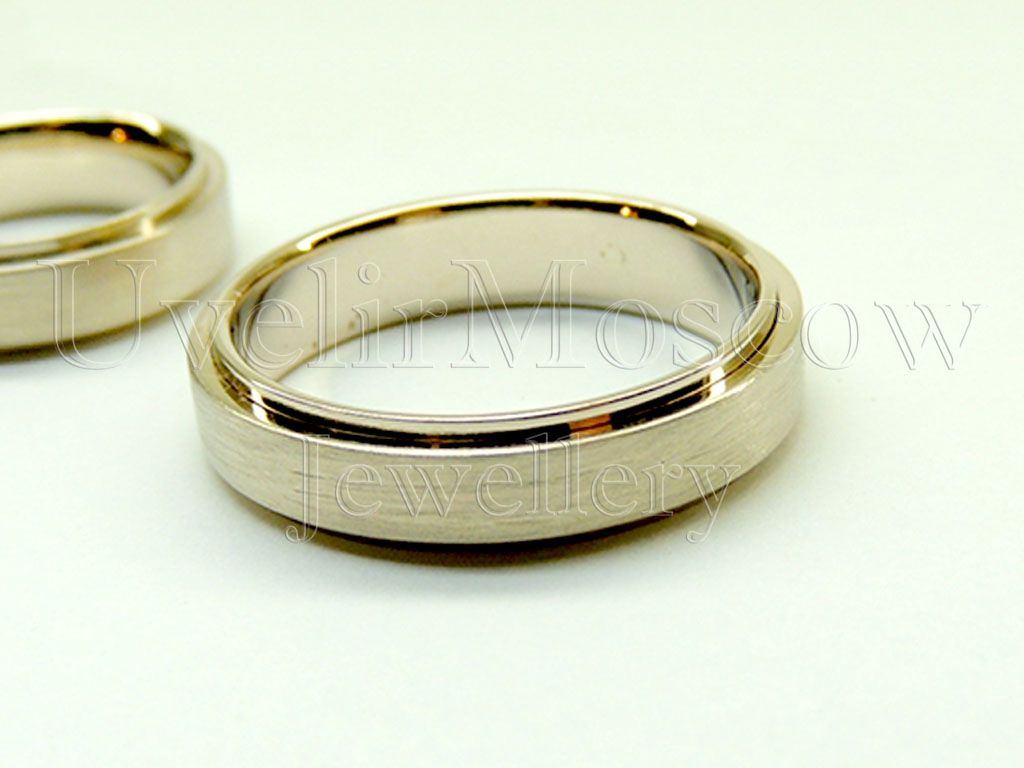 Парные обручальные кольца из белого золота с бриллиантом