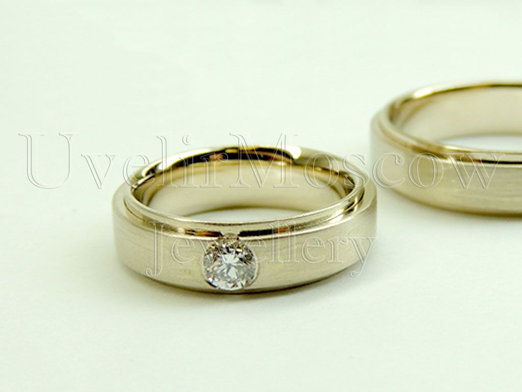 Парные обручальные кольца из белого золота с бриллиантом