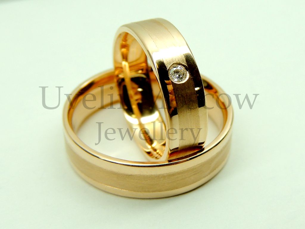 Обручальные кольца из желтого золота с бриллиантом и комбинированной поверхностью