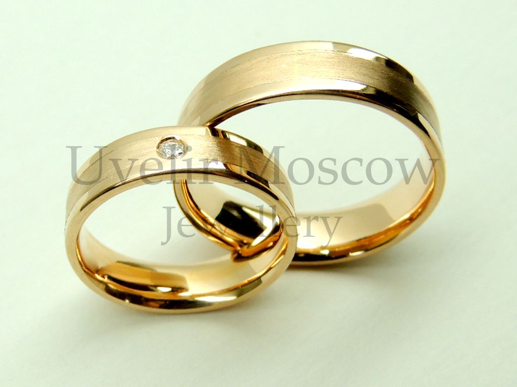 Обручальные кольца из желтого золота с бриллиантом и комбинированной поверхностью