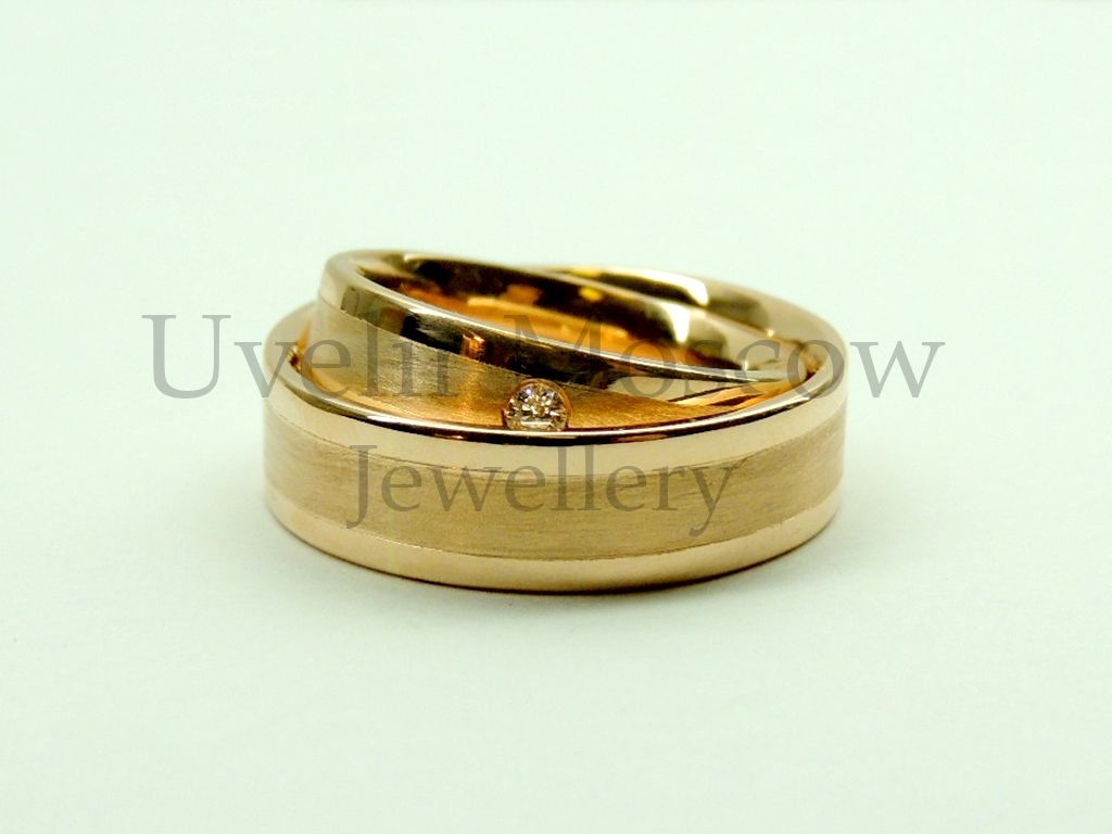 Обручальные кольца из желтого золота с бриллиантом и комбинированной поверхностью