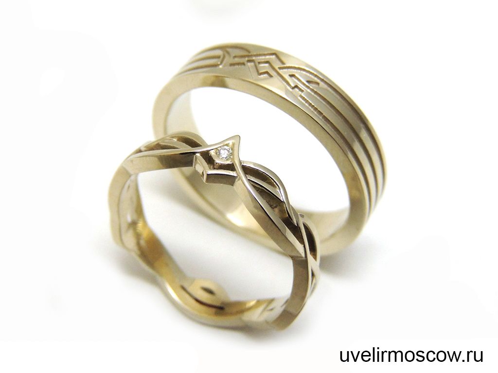 Парные обручальные кольца из желтого золота с орнаментом