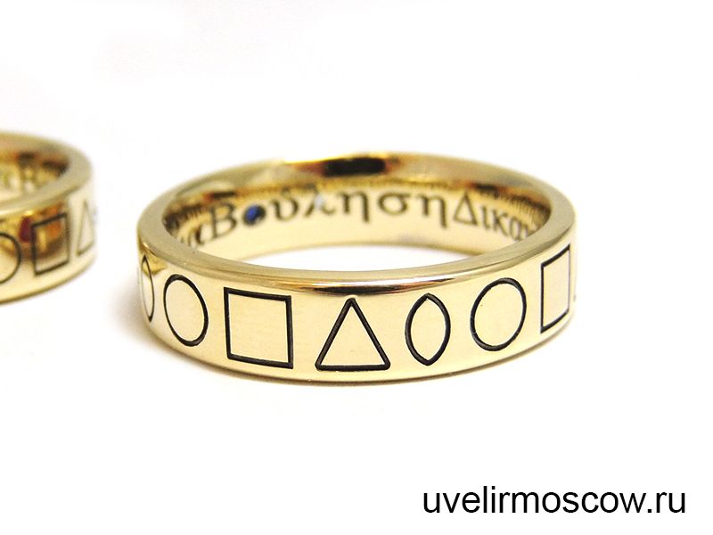 Парные обручальные кольца из желтого золота с разноцветными сапфирами ручной огранки