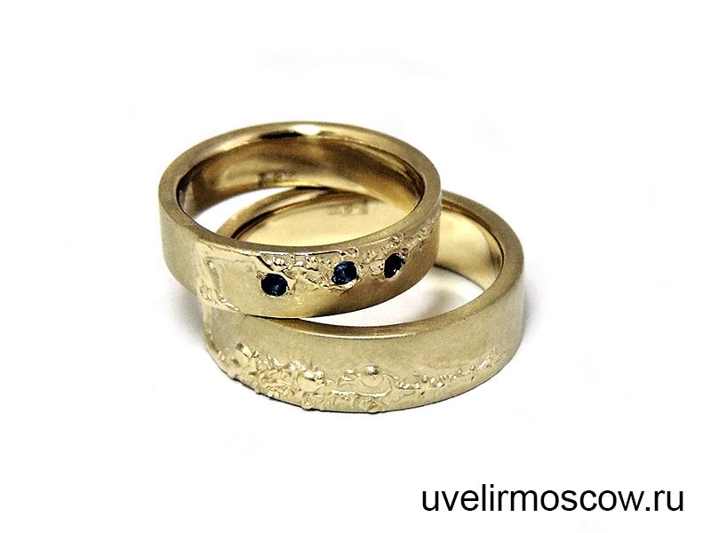 Парные обручальные кольца из желтого золота с узором и сапфирами