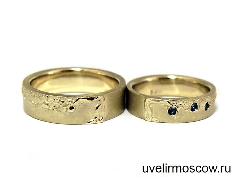 Парные обручальные кольца из желтого золота с узором и сапфирами
