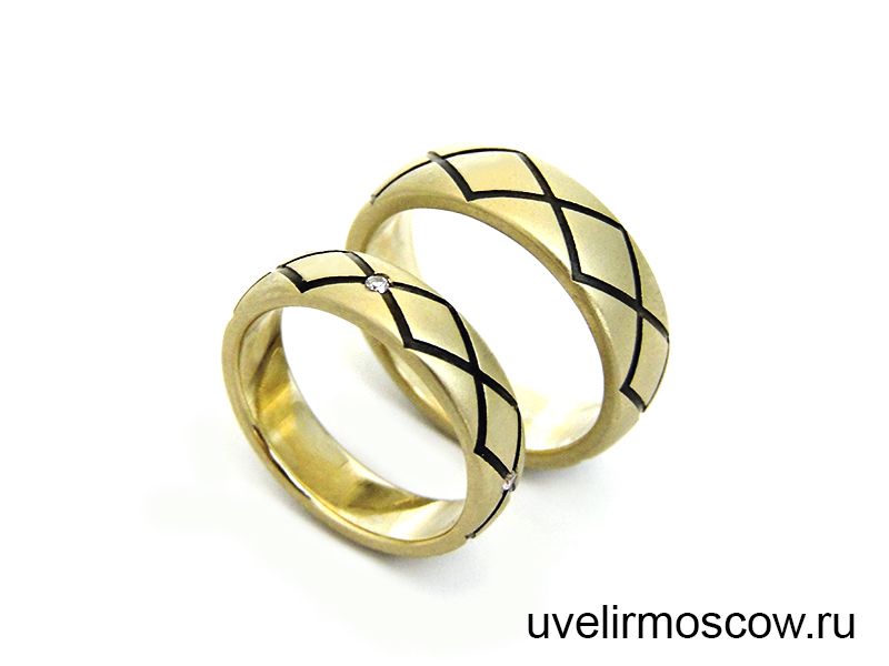 Парные обручальные кольца из желтого золота с узором «Ромб»